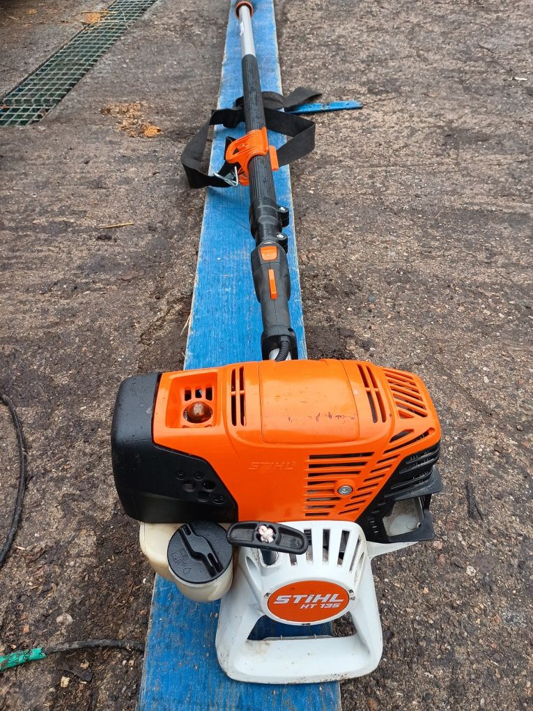 Stihl ht 135 na wysięgniku. Podkrzesywarka