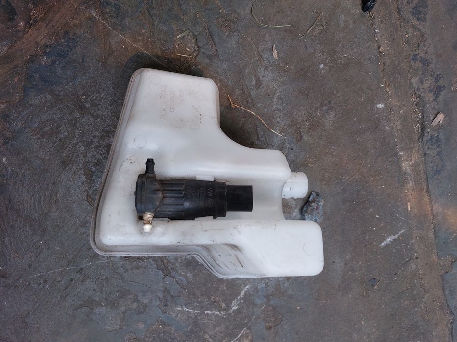 Zbiorniczek spryskiwacza pompka vw up