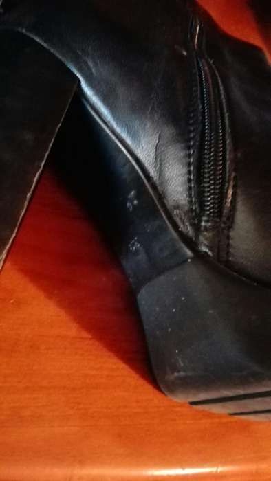 Botim preto em pele por dentro e por fora.