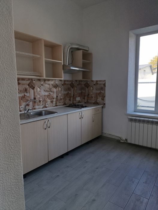 Продам  двухкімнатну квартиру в центрі по вул.Миру.