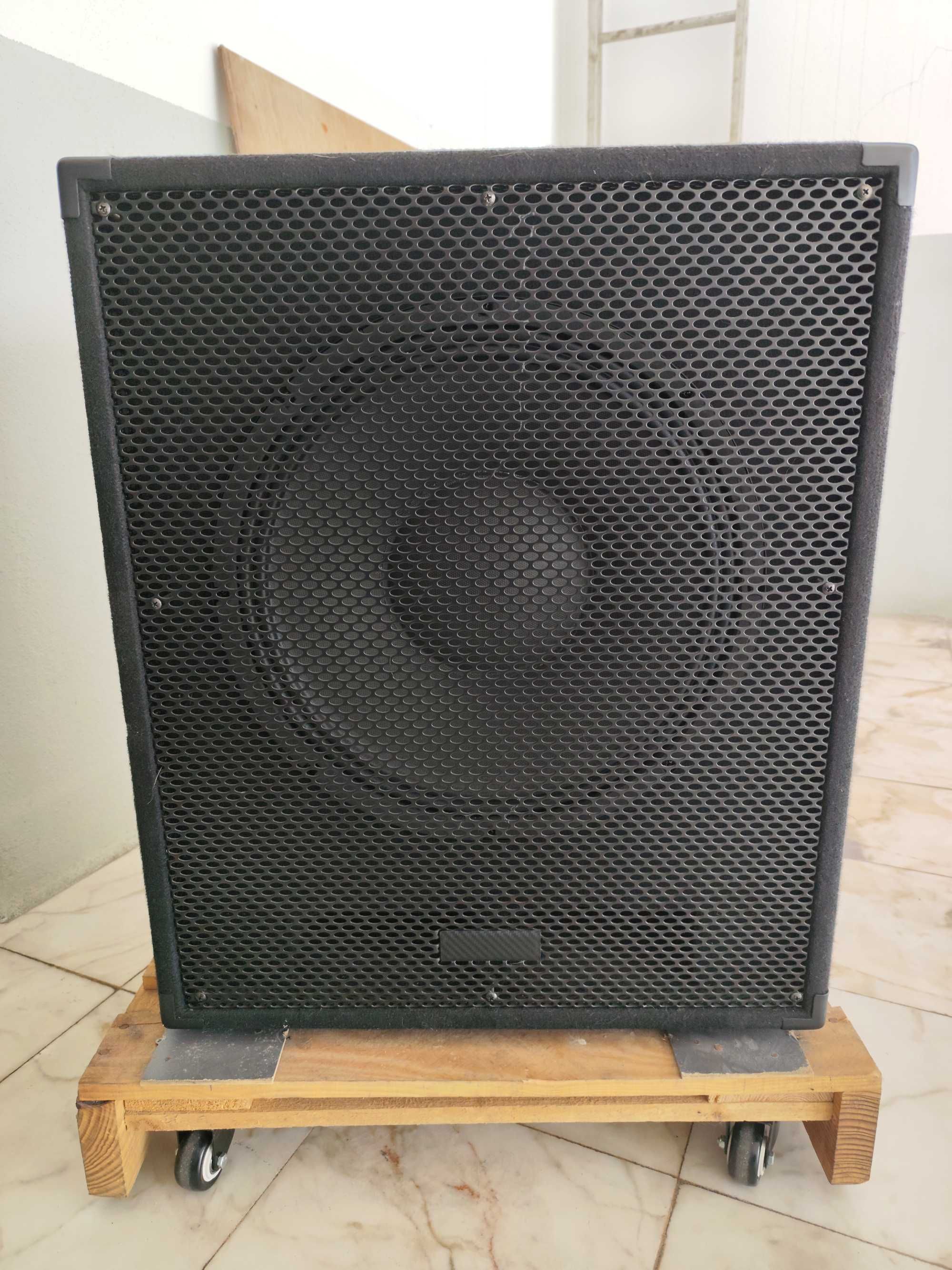 Subwoofer de 15" em bom estado com 1000w de potência.