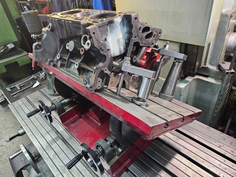 Stół uchylny do głowic skośnych i V-bloków (widlastych)