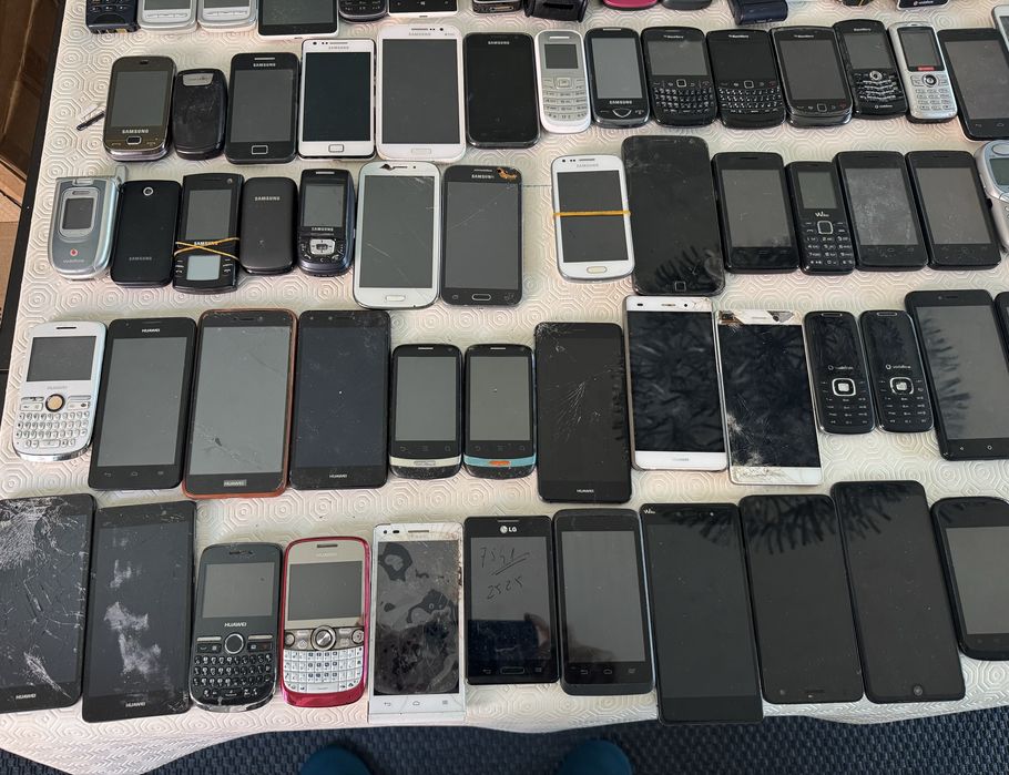 Lote 116 telemóveis (Nokia,Samsung,Huawei,Motorola, etc) e 4 tablets