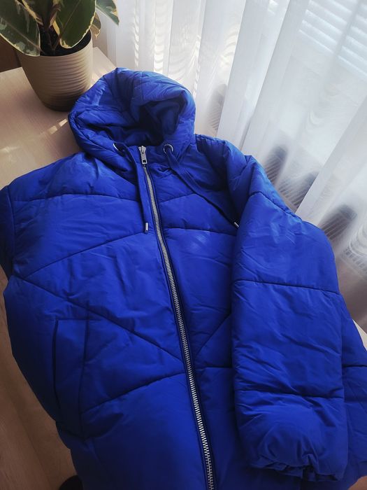 Куртка в насиченому синьому кольорі.