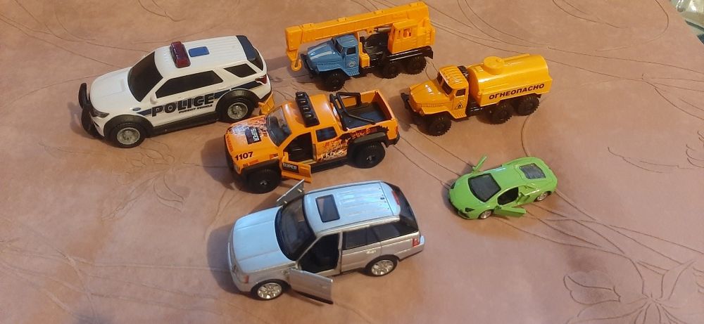 Машинки на батарейках разные и другие машинки.машинки-конструкторы.