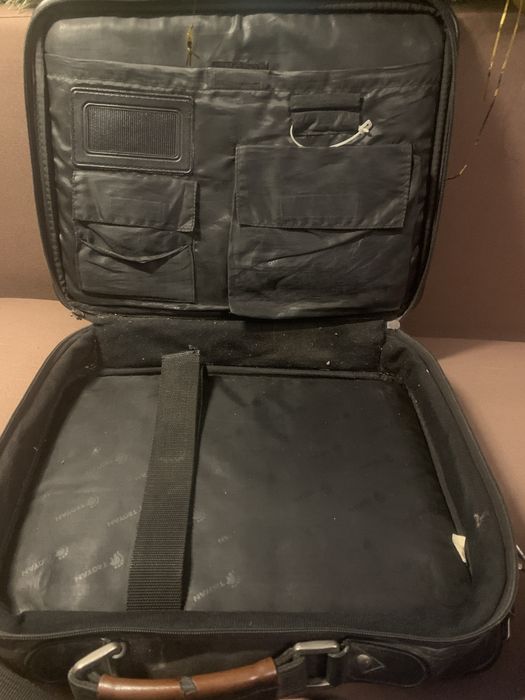 Ноутбук 2008 року з сумкою в мишкою