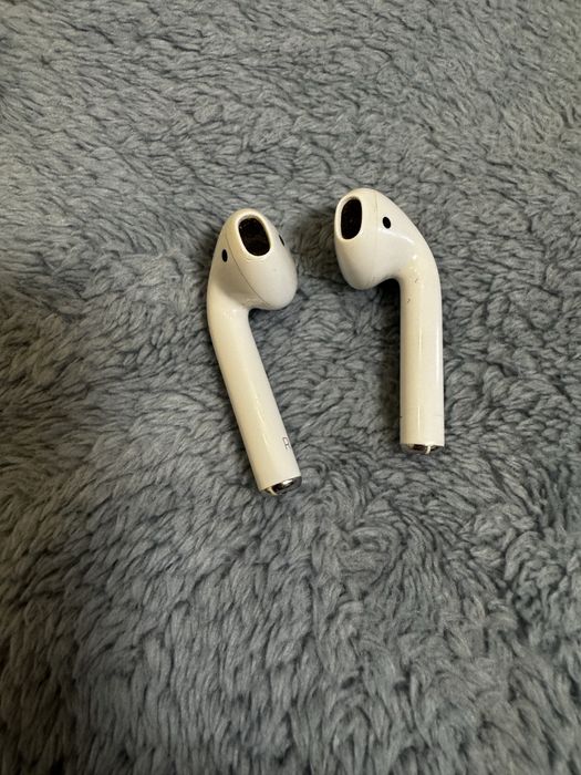 Airpods 2 gen with wireless charging case
