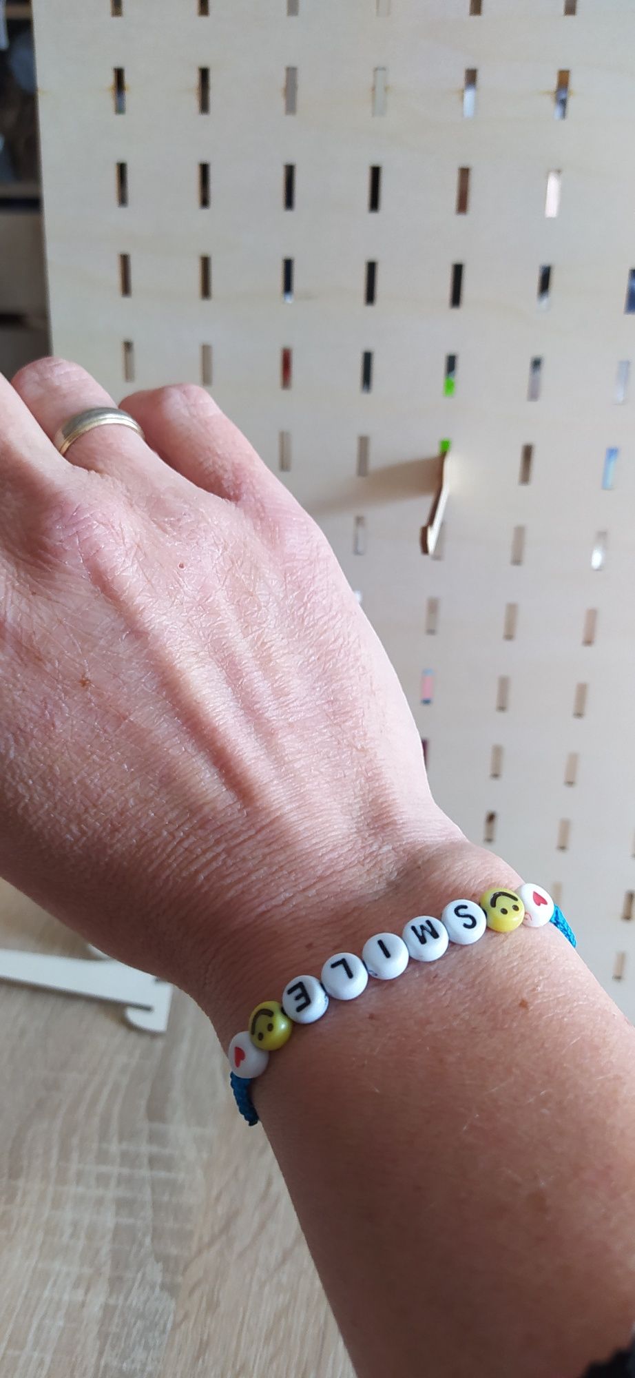 Bransoletka handmade niebieska z napisem smile ręcznie robiona