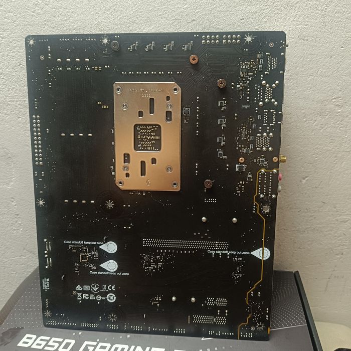 Материнские платы Gigabyte GS-P35 цена 3000 и  игровая цена 4500