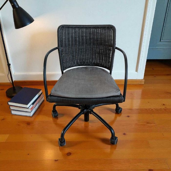 Krzesło biurowe obrotowe rattanowe Ikea Gregor, czarne