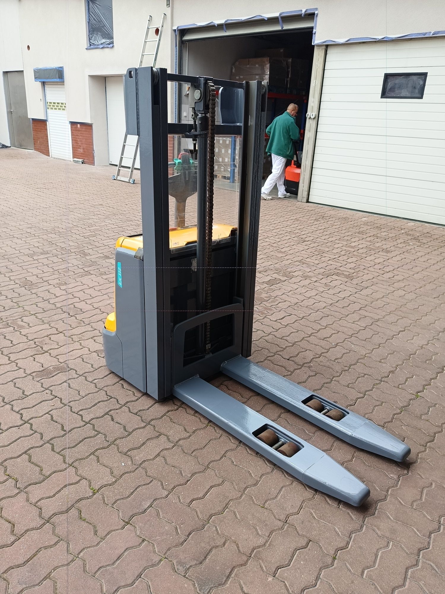 Widlak - wózek widłowy, paleciak elektryczny Jungheinrich EJC 112