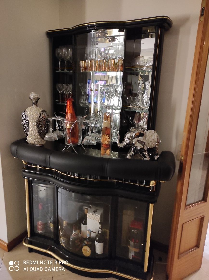 Bar preto com balcão