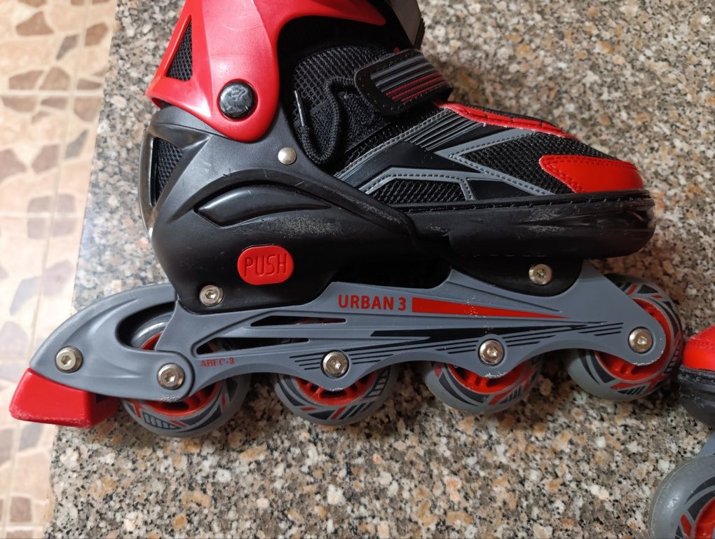 Dois pares patins em linha
