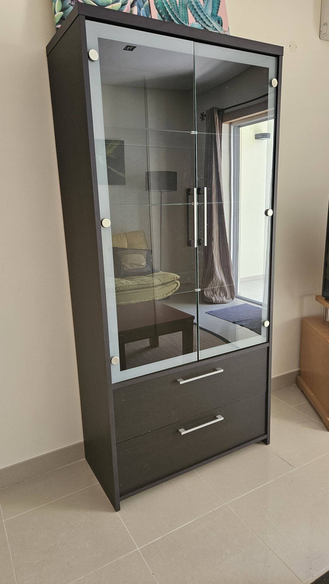 Móvel com vitrine