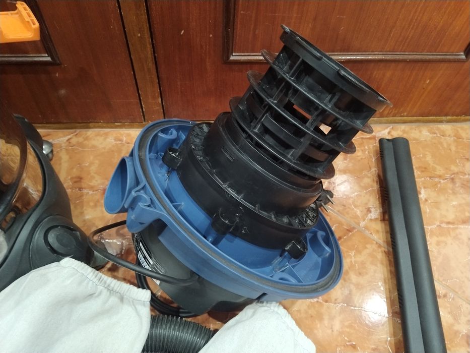 Aspirador de pó e líquido bastante potente.