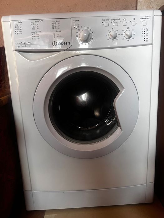 Продаю повністю функціональну пральну машину Indesit