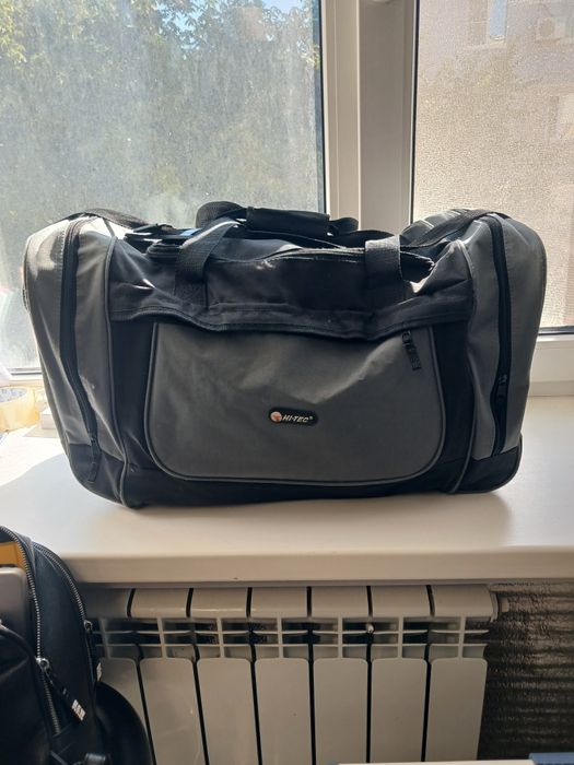 Дорожя сумка. Дуже хороший стан. 
Ціна 400 грн