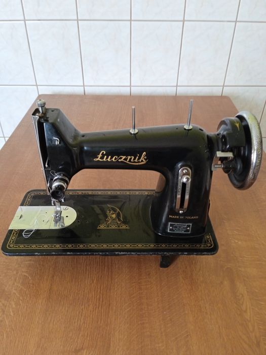 Maszyna do szycia Łucznik stara na części.