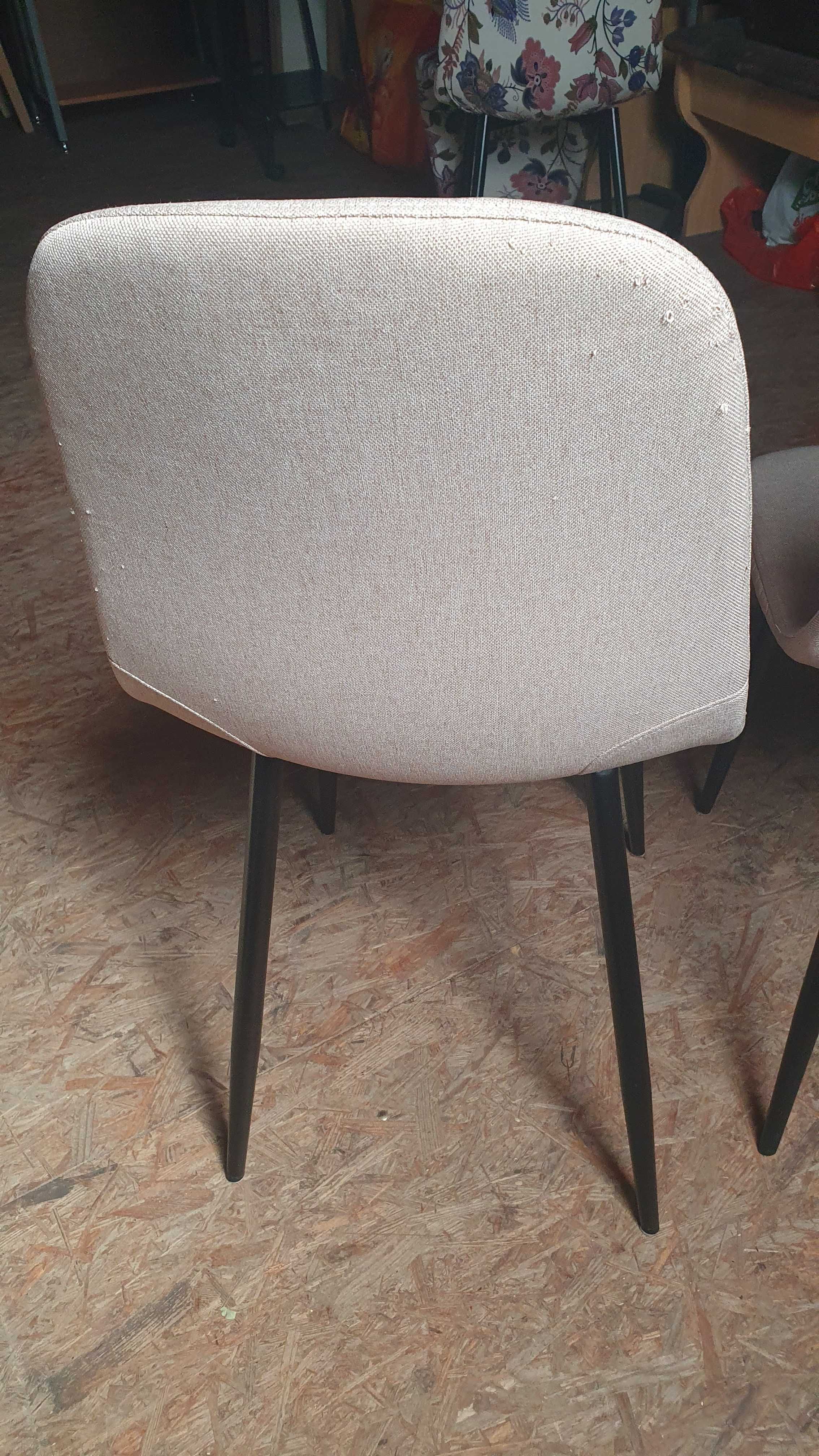 4 beżowe krzesła skandynawskie tapicerowane z pokrowcami lub bez