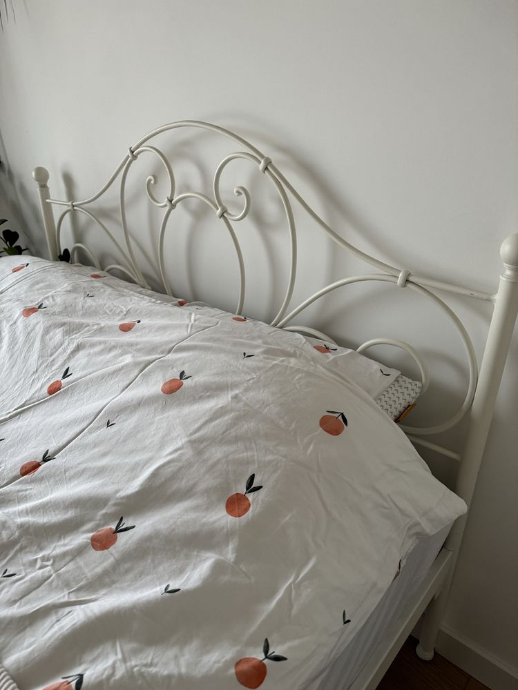 Stylowe łóżko z materacem 140x200