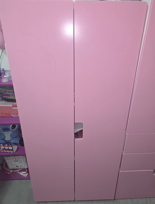 Roupeiro branco e rosa