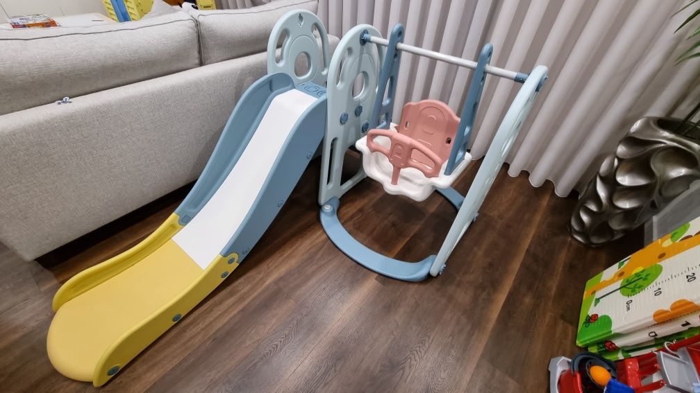 Escorrega infantil com baloiço