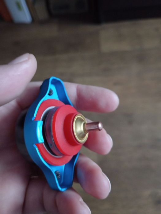 Крышка радиатора с датчиком температуры  1,1бар