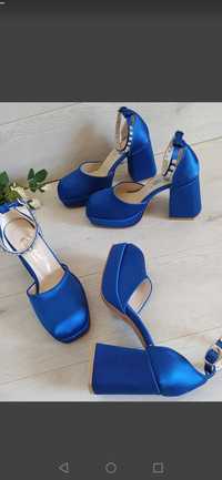 Розкішні туфлі синього кольору