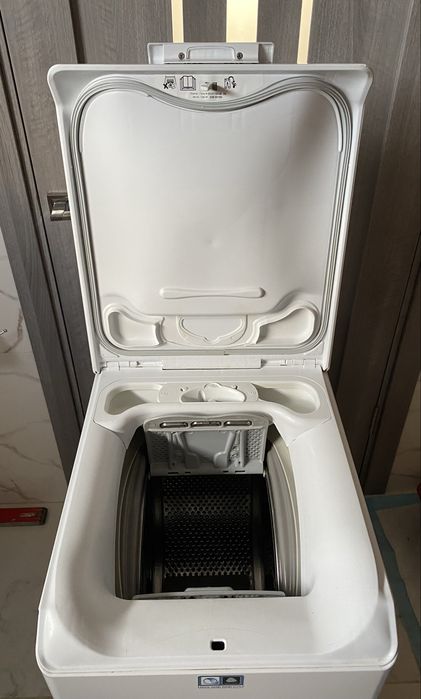 Продається вертикальна пральна машинка Electrolux на 6 кг.