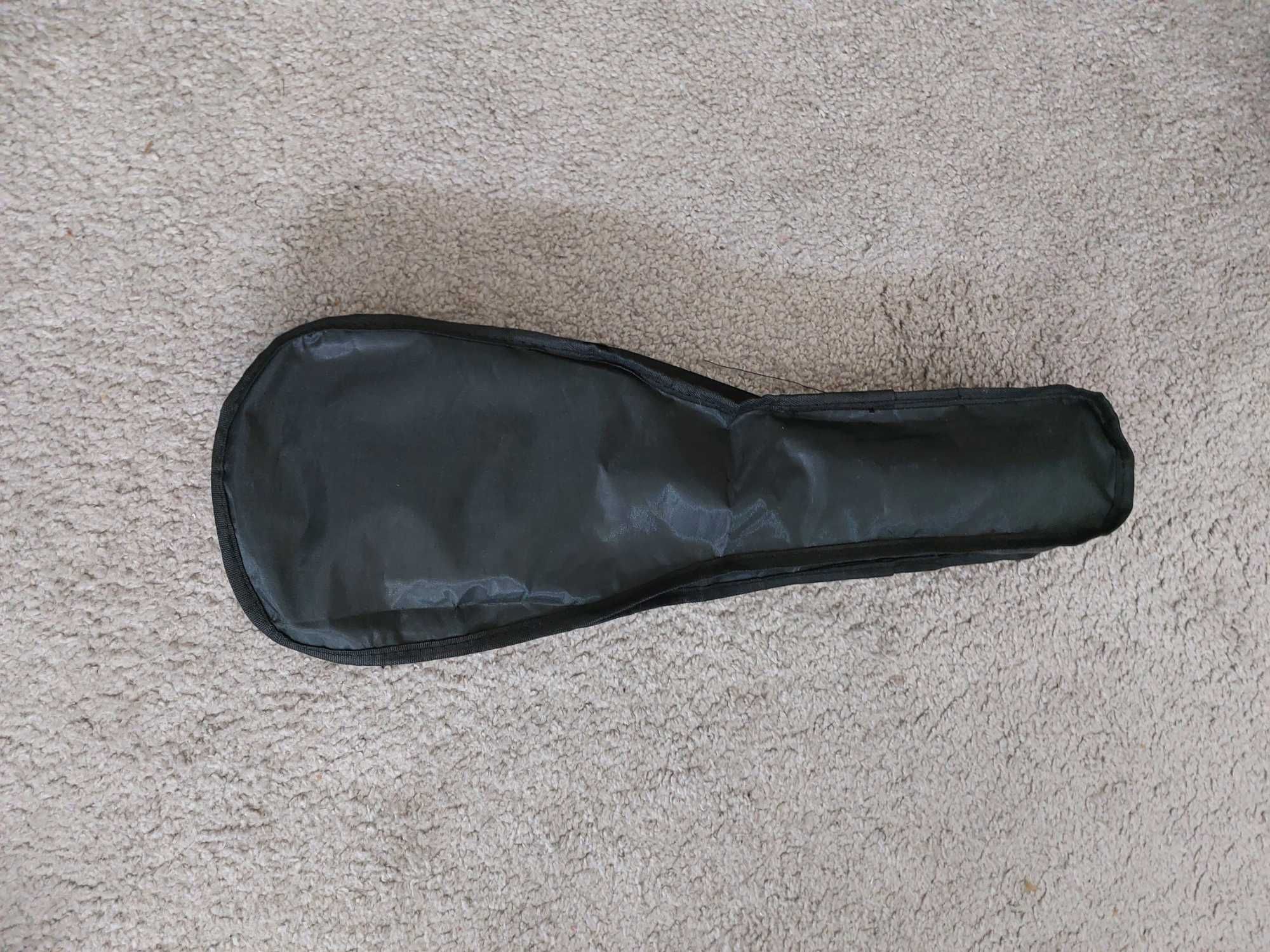 Czarne ukulele w stanie idealnym