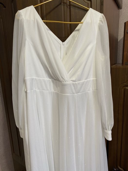 Нарядна біла сукня