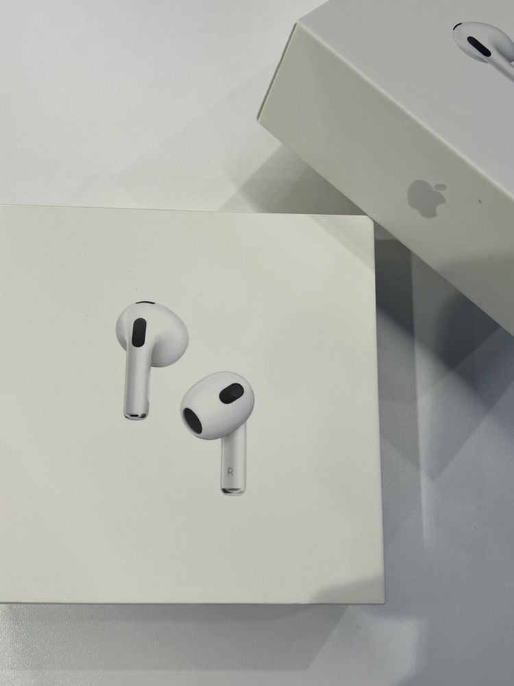 Навушники Apple AirPods 3 with charging case