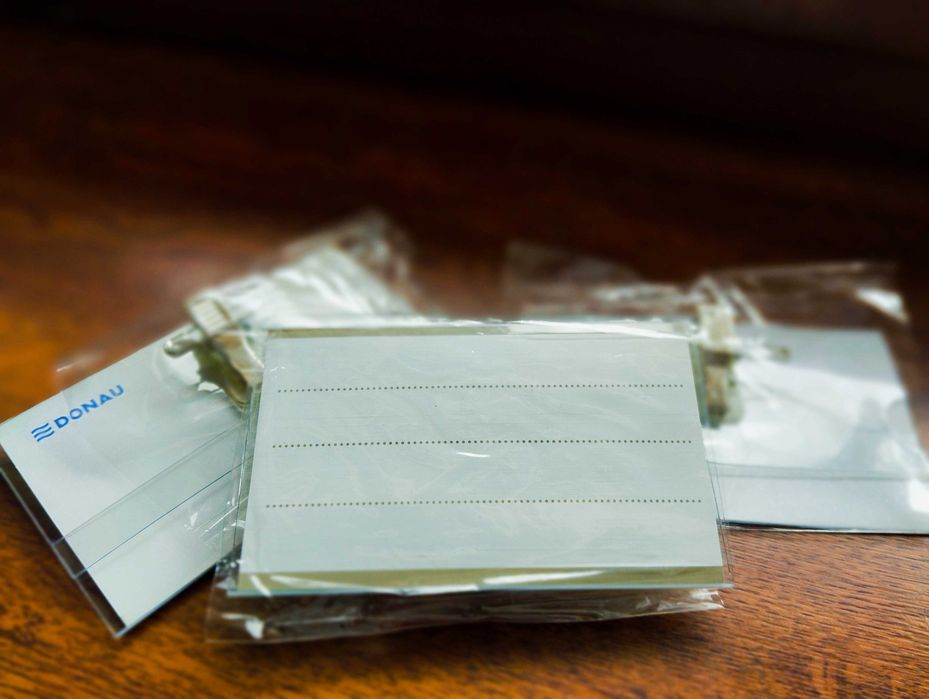 Identyfikator z agrafką i zapinka