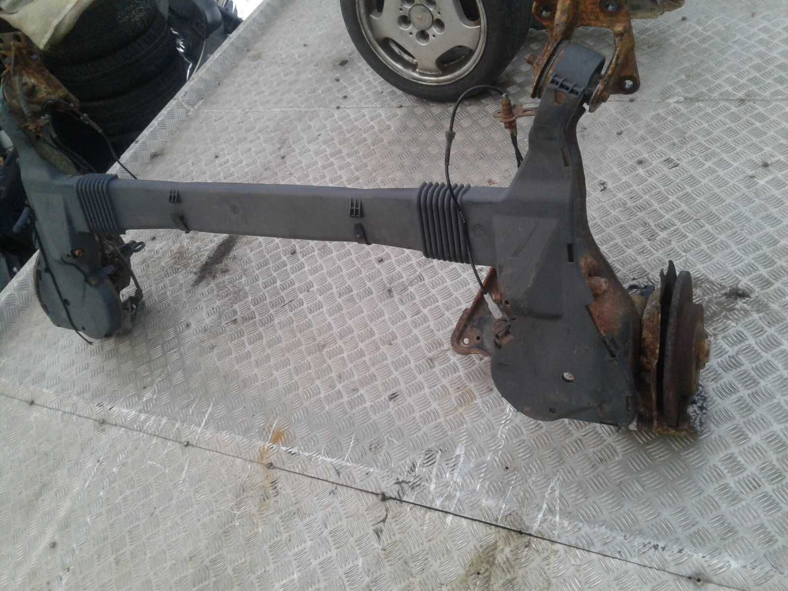 Citroen Berlingo 2 Peugeot Partner III Belka Tył Oś Zaciski Hak Amorty