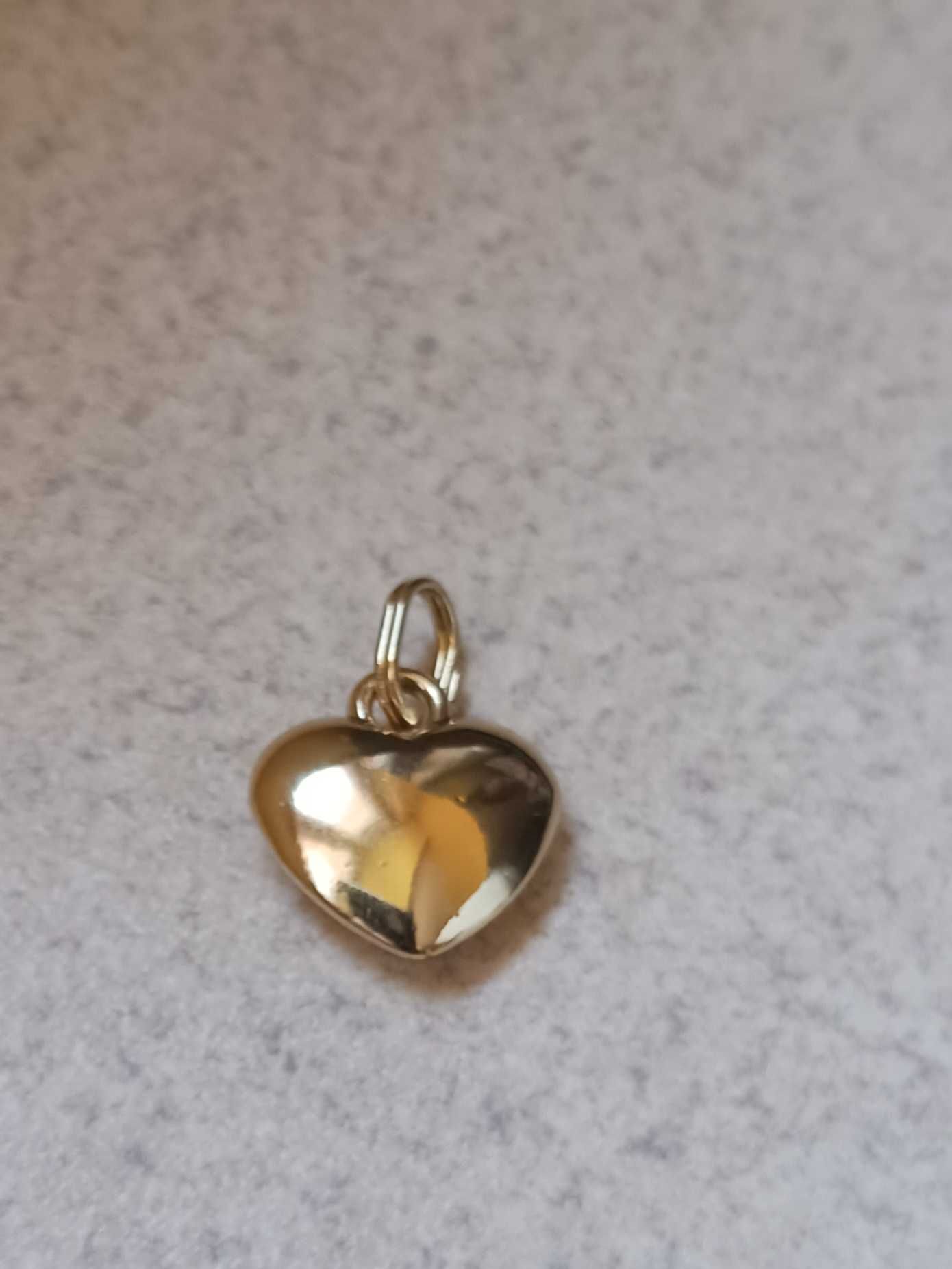 Zawieszka wisiorek serce serduszko  kolor złoty średnica około 1 cm