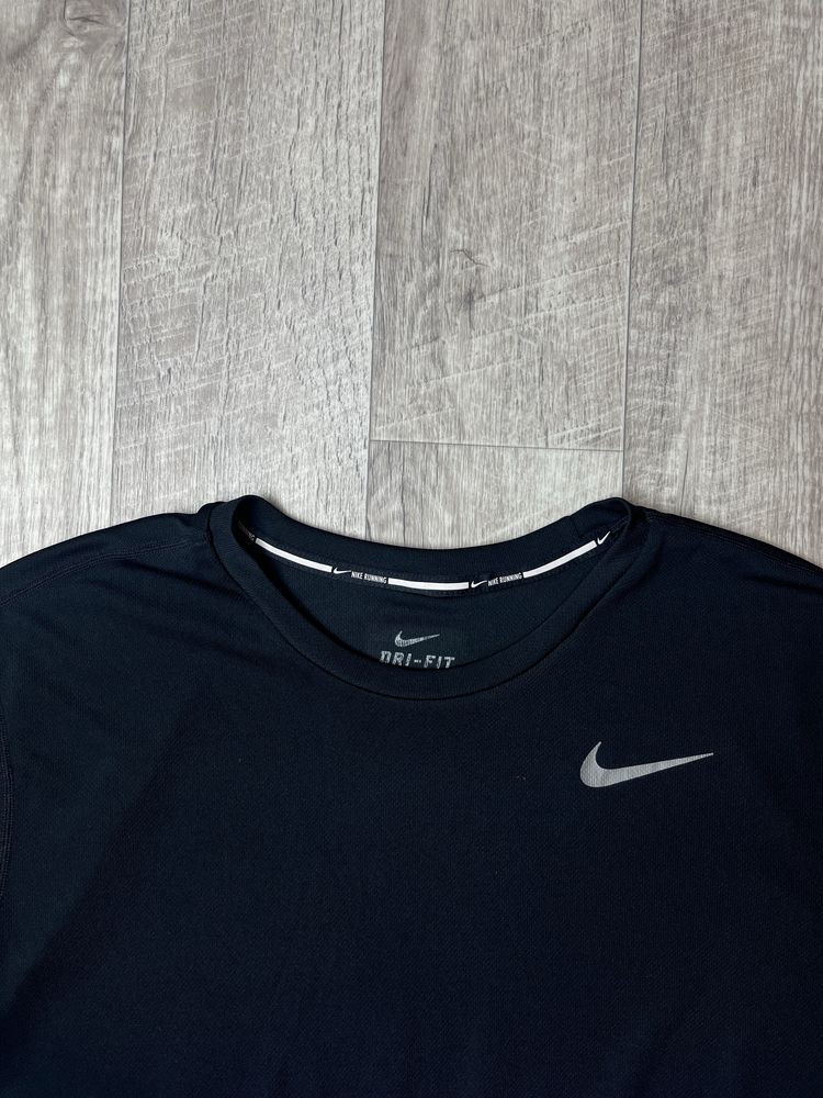 Футболка Nike Dri-Fit размер L оригинал спортивная бег run найк чёрная