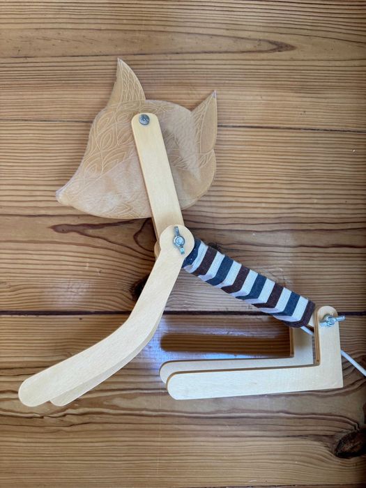 Candeeiro de Mesa "Raposa Encantada" em Madeira Ajustável