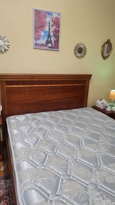 Cama casal, com colchão em excelente estados