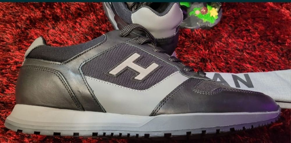 Sapatilhas HOGAN. vários tamanhos. 230€