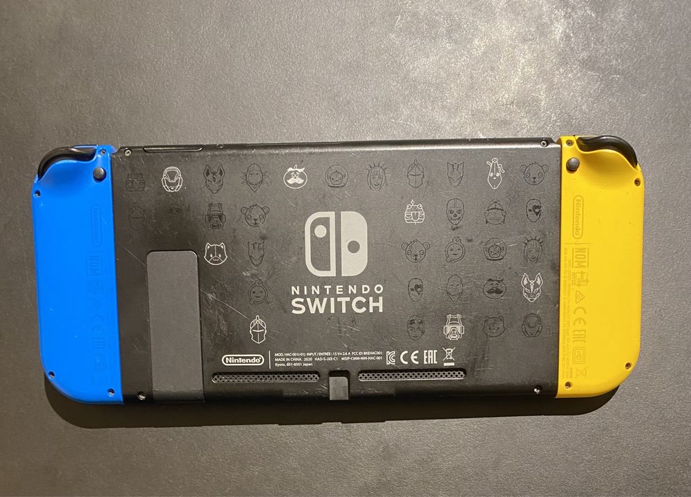 Nintendo switch Fortnite edition+ FIFA 21