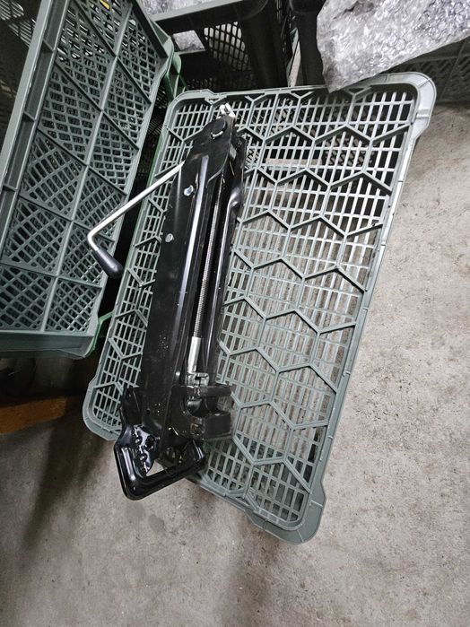 Lewarek Podnośnik Samochodowy Oryginalny Audi Q5 8R 12R 2.0 TDI Części