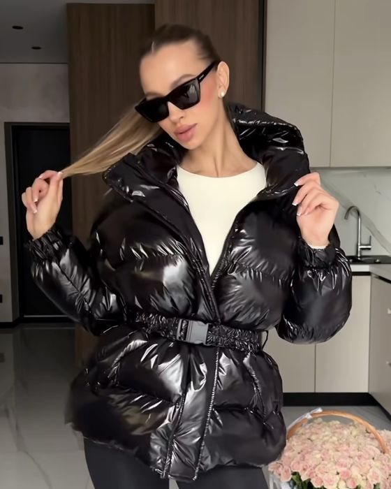 Лаковий чорний пуховик