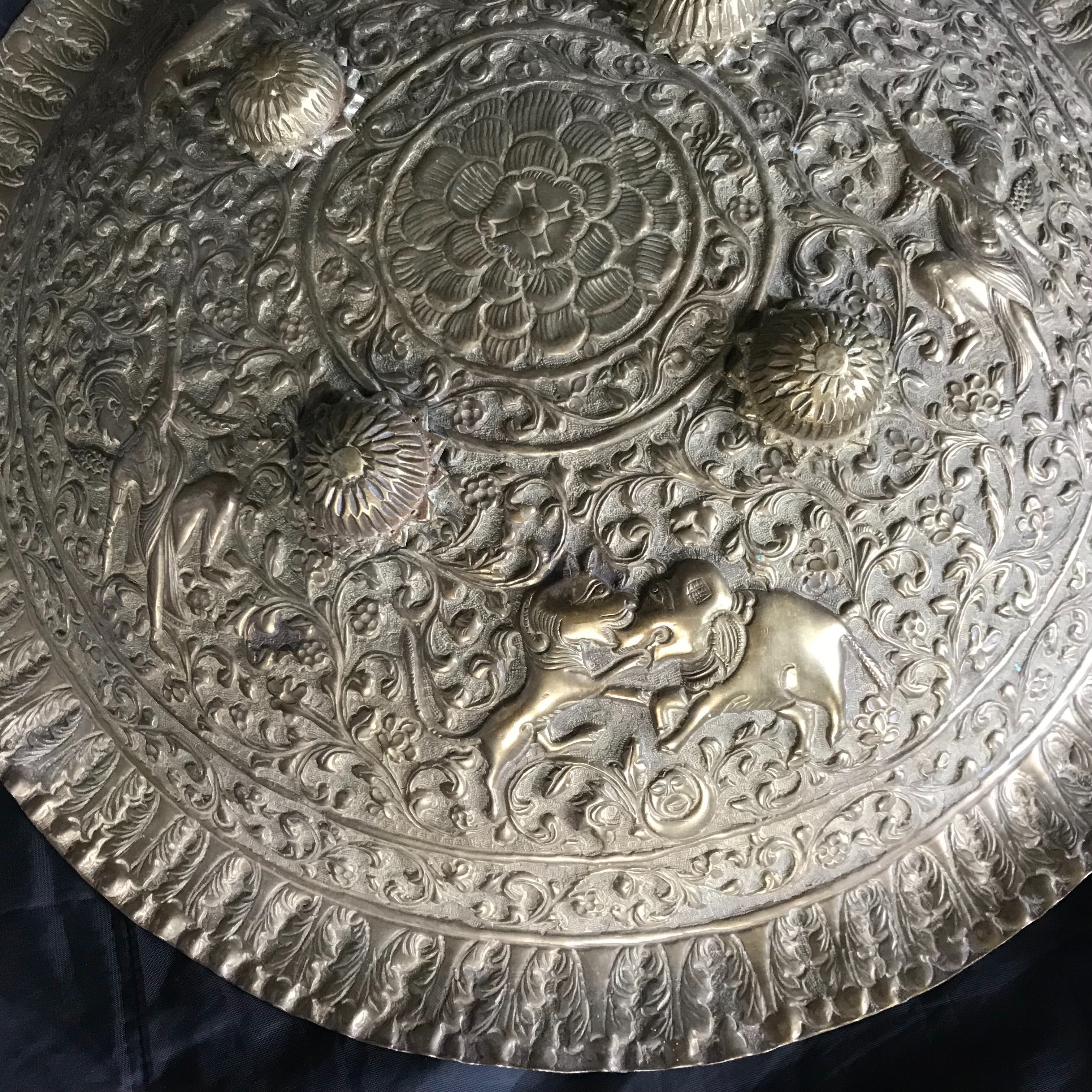 Escudo bronze antigo indo islâmico persa detalhes em relevo