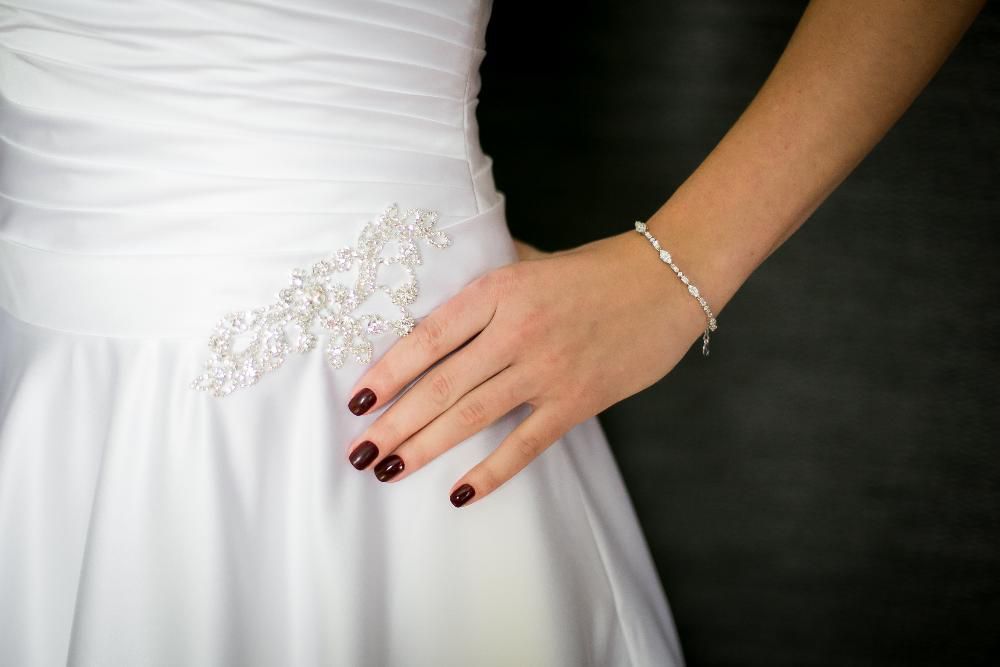 Biała, elegancka i piękna suknia ślubna