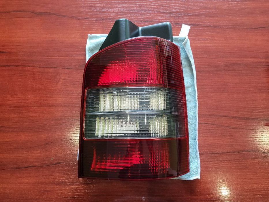 VW Transporter T5 Lampa prawy tył dymiona ciemna tylna prawa klapa NOWA EUROPA Multivan Caravelle
