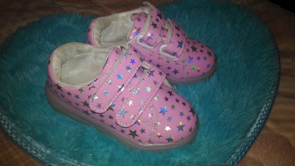 Sapatinhos n.26 com luz, novos