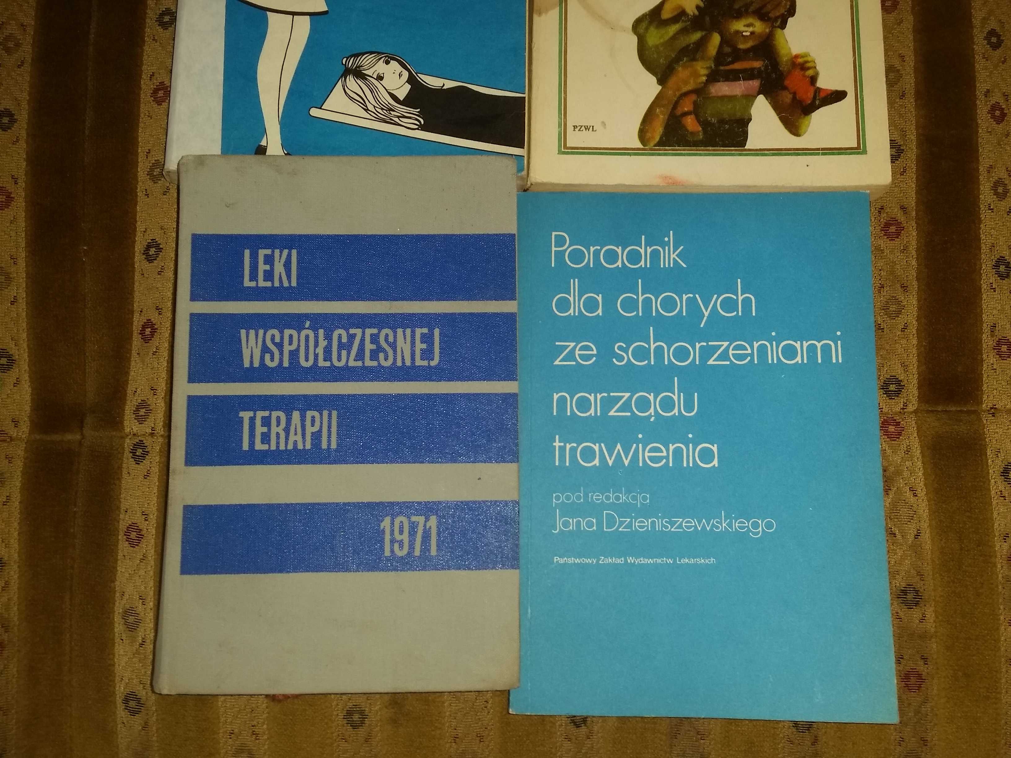 Książki medyczne PRL zestaw leki dzieci pierwsza pomoc