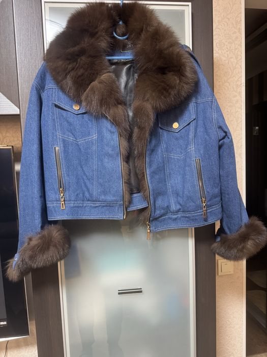 Продам джинсовую куртку с песцом