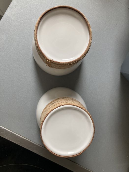 dwa nieuzywane kubki