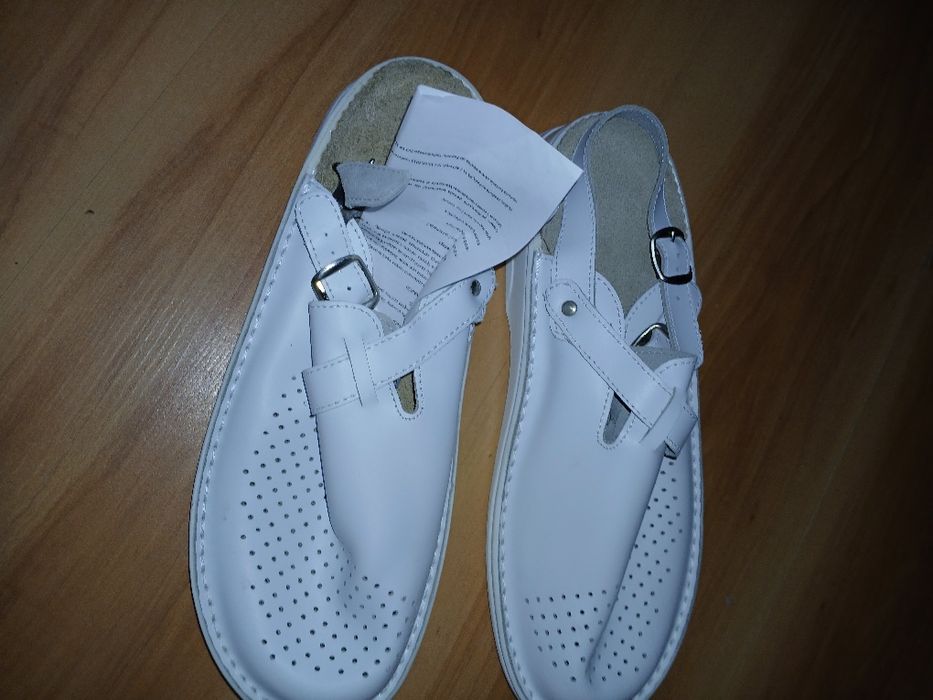 Piękny prezent klapki skórzane numer 42